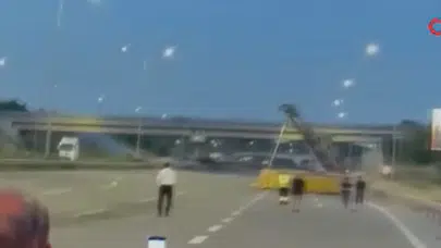 Kuzey Marmara Otoyolu'nda kamyon tabelaya çarptı