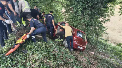 Balıkesir'de otomobil şarampole uçtu, 2 kişi yaralandı