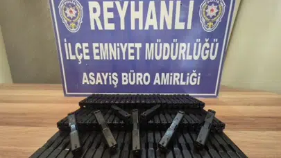 Hatay'da otomobilin gizli bölmesinde 80 tabanca sürgü takımı ele geçirildi