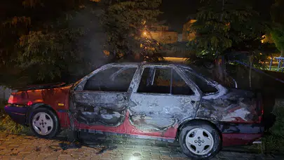 Konya'da park halindeki otomobil alev alev yandı