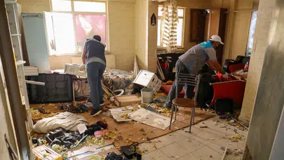 Diyarbakır'da çöp ev : Yaklaşık 3 kamyon çöp ve atık malzeme çıkarıldı