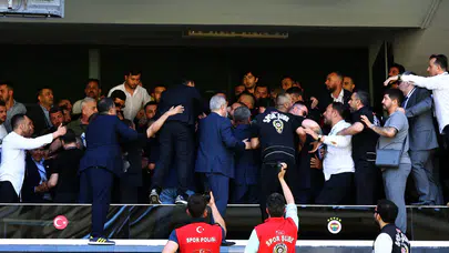 Fenerbahçe genel kurulunda gerginlik : İki grup arasında arbede çıktı
