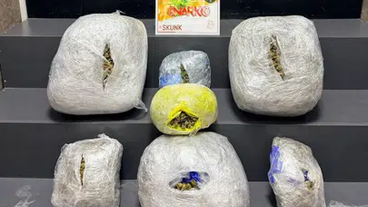 İzmir'de şüpheli araçtan 15 kilo uyuşturucu madde çıktı : 3 tutuklama