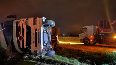 Afyonkarahisar'da mısır yüklü tır devrildi : 4 yaralı