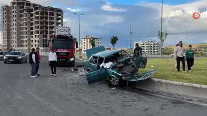 Kayseri'de otomobil refüje çıktı : 1'i ağır 4 kişi yaralandı