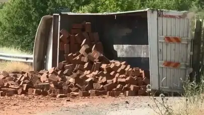 Elazığ’da tuğla yüklü kamyon devrildi : Sürücü yaralandı