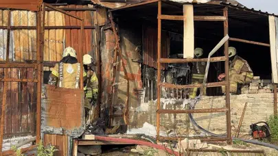 İstanbul Sultangazi'de korkutan yangın : Plastik eşya deposu alevlere teslim oldu