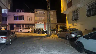 Esenyurt'ta sokak ortasında motosikletli ve otomobilli grupların silahlı çatışması kamerada