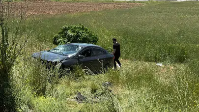 Elazığ'da kaza : Otomobil tarlaya uçtu, 3 kişi yaralandı