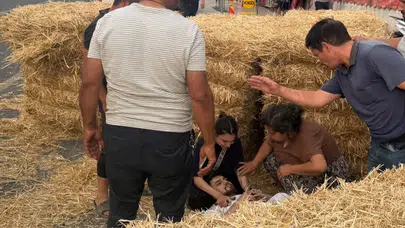 Aydın'da bir kişi, traktörden düşen saman balyalarının altında kaldı