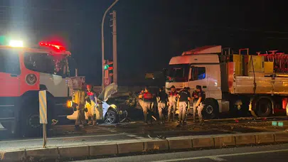 İzmir Aliağa’da tır kırmızı ışıkta bekleyen araçlara çarptı : 1’i ağır 5 yaralı