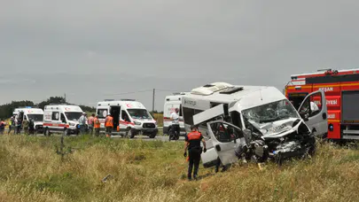 Edirne'de yolcu minibüsü ile tır çarpıştı : Çok sayıda yaralı