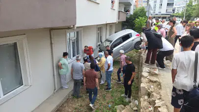 Bursa'da apartman duvarına çarpan otomobil boşlukta asılı kaldı : 3 yaralı
