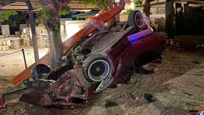 Muğla Bodrum'da kaza : Otomobil, tabelaya ve ağaca çarptı