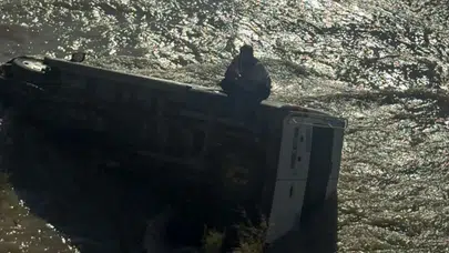 Hakkari'de minibüs Zap Suyu'na uçtu : Sürücü yardım bekledi