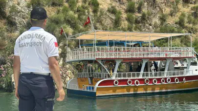 Şanlıurfa'da tekne sürüklendi, turistler jandarma tarafından tahliye edildi