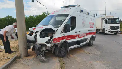 Bitlis'te ambulans ile otomobil çarpıştı : 2'si sağlık çalışanı 10 yaralı