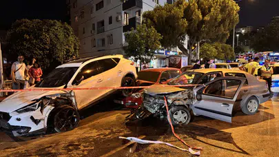 İzmir'de park halindeki 2 araca çarpan otomobilin sürücüsü hayatını kaybetti