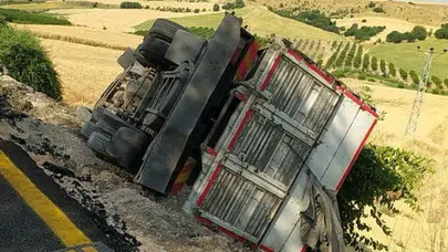 Adıyaman'da arpa yüklü kamyon şarampole devrildi : Tonlarca ürün araziye saçıldı