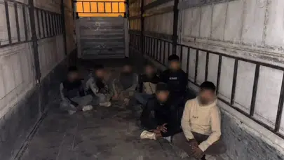 Hatay'da tır dorsesinden kaçak göçmen çıktı : 1 tutuklama