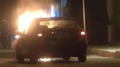 Gaziantep'te seyir halindeki otomobil alev alev yandı