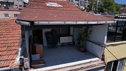 Fatih Laleli'de korku dolu anlar : 5 katlı binadan beton ve metal parçalar koptu