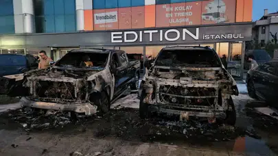 Bakırköy’de galeri yandı : 4 lüks otomobil küle döndü