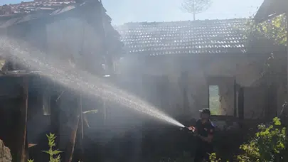 Çorum'da metruk evde çıkan yangın paniğe neden oldu