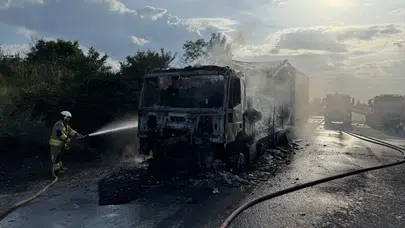 Edirne'de alev alev yanan tır demir yığınına döndü