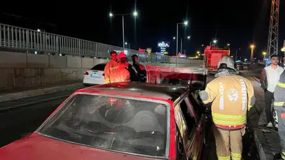 Antakya'da seyir halindeki otomobilde yangın çıktı