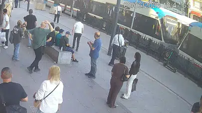 İstanbul'da 6 yaşındaki çocuk tramvayın altında kaldı : Kamera görüntüleri ortaya çıktı