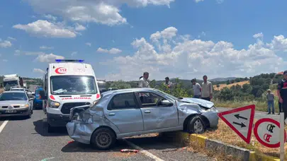 Uşak'ta otomobil refüje çarptı : Baba ve kızı yaralandı