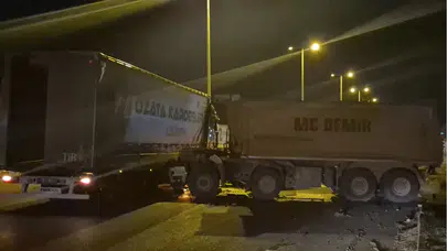 Ankara Sincan’da hafriyat kamyonu tıra çarptı : Sürücü yaralandı