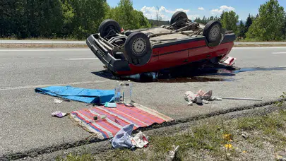 Kastamonu’da bariyerlere çarpan otomobil takla attı : 3 yaralı
