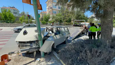 Karaman'da kontrolden çıkan otomobil trafik lambasına çarptı : Sürücü yaralandı