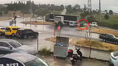 Antalya Manavgat'ta otomobili tır sürükledi : 3 yaralı