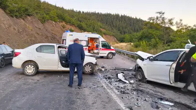 Kastamonu Küre'de 2 otomobil kafa kafaya çarpıştı : 2'si ağır 4 yaralı