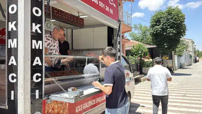 Boşanmasını lokma dağıtarak kutladı