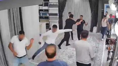 Esenyurt'ta kovaladıkları kişiyi dükkanın içinde darp ettiler