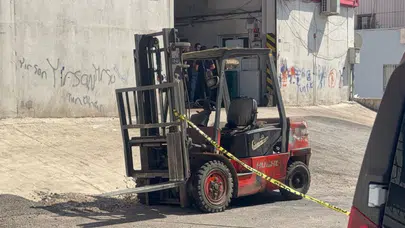 Üzerine forklift devrilen genç işçi öldü