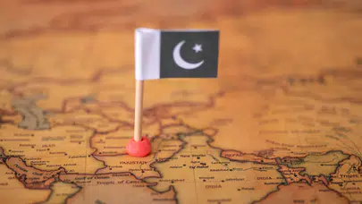 Pakistan'da yağış faciası : Kerpiç evin çatısı çöktü, çok sayıda kişi öldü