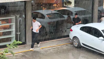 Adana’da yaz ortasında sağanak yağış : Sıcaklık 23 dereceye düştü