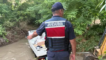 Bilecik'te patlayan boru kamyoneti dere içinde mahsur bıraktı
