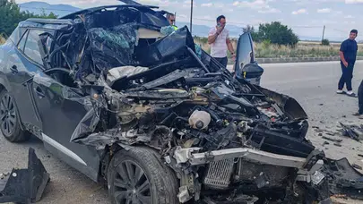 Burdur'da kamyonete çarpan otomobil hurdaya döndü : Sürücü yaralandı