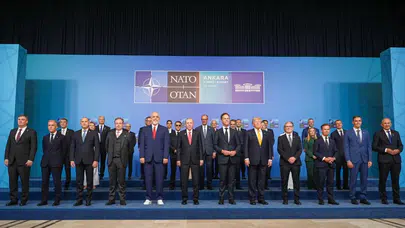 36. NATO Zirvesi'nde aile fotoğrafı çekildi : Liderler tek karede