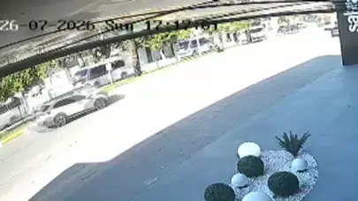 Manavgat'ta motosiklet ile otomobil çarpıştı : Kazada 3 kişi yaralandı