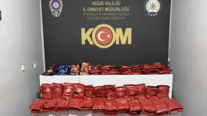 Niğde'de kaçak tütün operasyonu : Araçtan yüzlerce paket çıktı