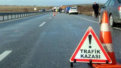 Uşak Sivaslı'da otomobil şarampole devrildi : 3 yaralı