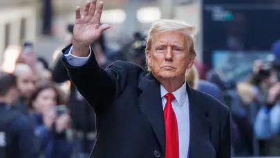 Trump konuşurken arkasında taklidini yapan genç viral oldu