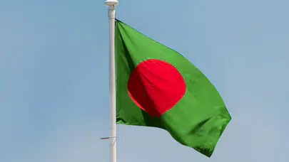 Bangladeş'te yağış etkisi : Köprü çöktü, 4 kişi nehre düştü